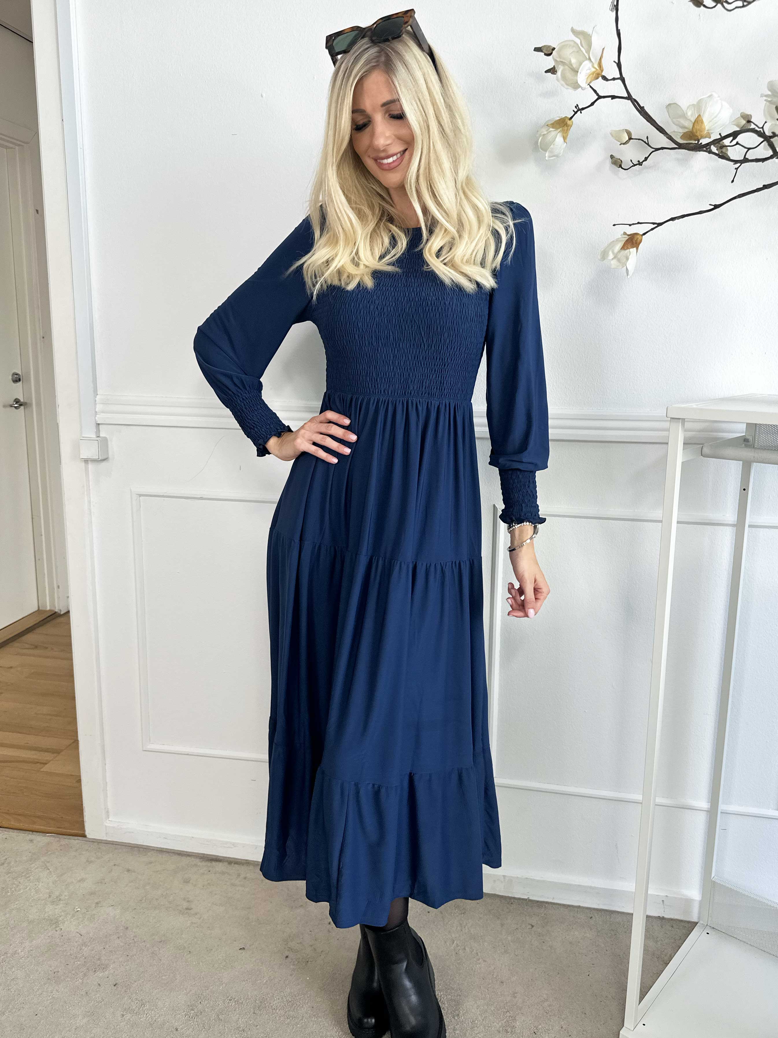 Kelly Long - Elastisk kjole med smock henover brystet